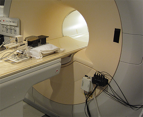 远程机器人 - 内部-A-3T-Tesla闭合钻孔 -  MRI