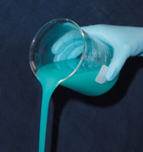 橡皮手套手举桶倒粘蓝液