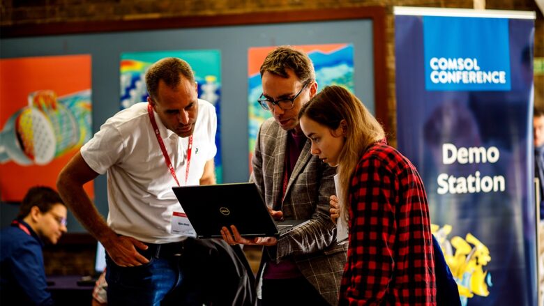 COMSOL会议与会者讨论多物理并观察笔记本电脑模拟