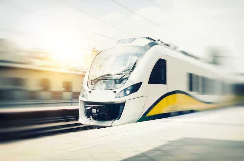 高速列车在火车站运动