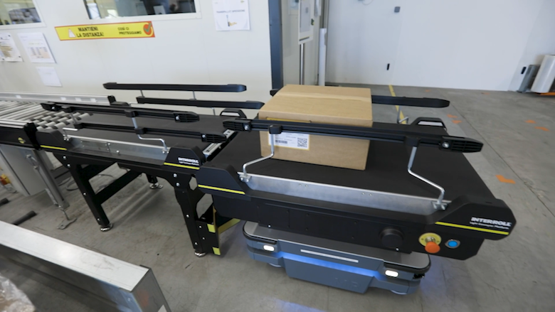 插件光传送平台对米机自主移动机器人从固定传送系统带箱