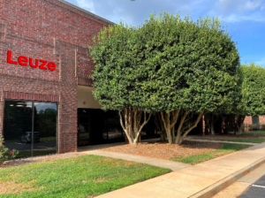 Leuze外射树、人行道和砖楼