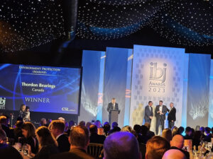 人民接受台上正式穿戴奖项